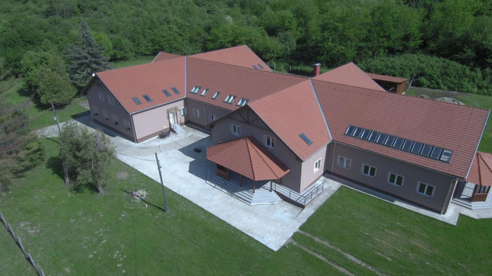 Izisz Apartman Matraterenye Εξωτερικό φωτογραφία
